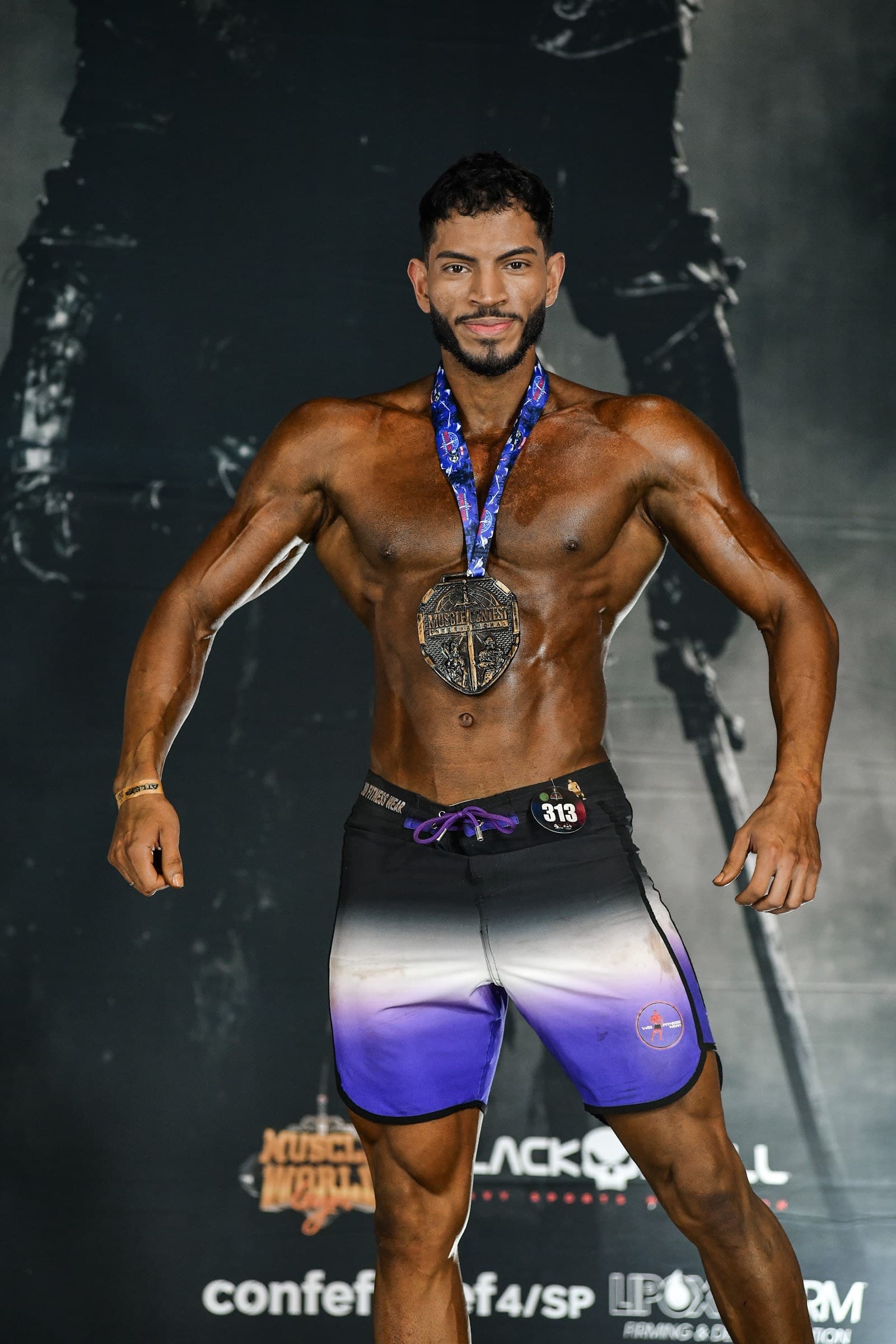 Vitor Lucio em palco na categoria Men's Physique
